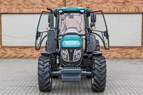 Zdjęcie kabiny ciągnika Arbos 2035 z widokiem na ergonomiczne rozmieszczenie elementów sterujących