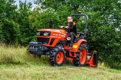 Zdjęcie miniciągnika Kubota EK1-261 w akcji.