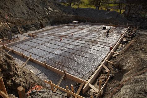 Zilustrowanie procesu nakładania posypki na świeży beton i jego zacierania
