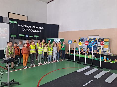 Dziecko uczące się podstawowych zasad ruchu drogowego na zabawkowym traktorze
