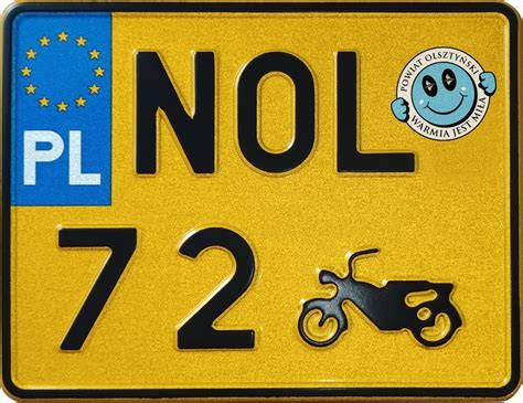 zdjęcie zabytkowego ciągnika na żółtych tablicach rejestracyjnych
