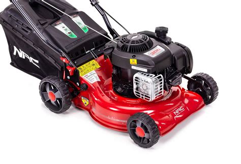 Zdjęcie kosiarki spalinowej NAC LP42-300 z widocznym koszem i silnikiem Briggs&Stratton