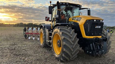 Schemat przedstawiający różne modele ciągników JCB Fastrac z zaznaczonymi kluczowymi parametrami technicznymi.