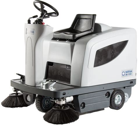 Zamiatarka samojezdna Nilfisk SR 1101 w pracy