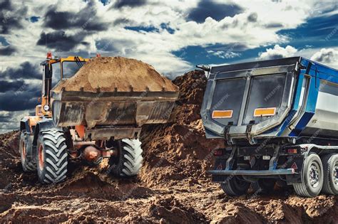 Zdjęcie przedstawiające wywrotkę ziemi na placu budowy lub w ogrodzie