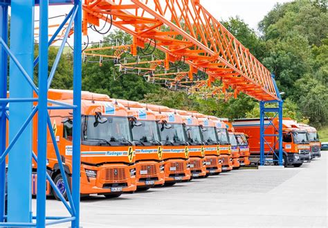 Nowoczesne ciągniki siodłowe na parkingu firmy transportowej