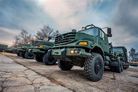 Wojskowy ciągnik siodłowy Mercedes Benz Zetros 3348 AS z naczepą