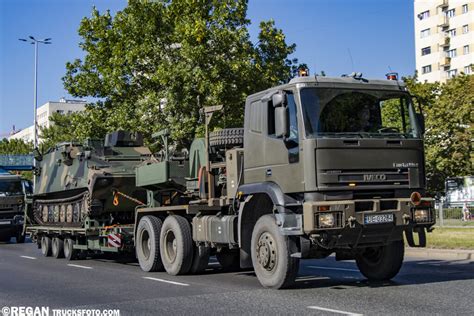 Ciągniki siodłowe Iveco Trakker w konwoju wojskowym