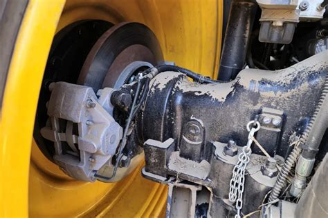 Widok na tarczowe hamulce zewnętrzne JCB Fastrac