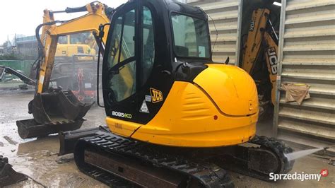 zdjęcie koparki JCB 8085 z widocznymi siłownikami i lemieszem