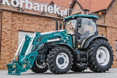 Thematyczne zdjęcie ciągnika Arbos 4110 pracującego na polu
