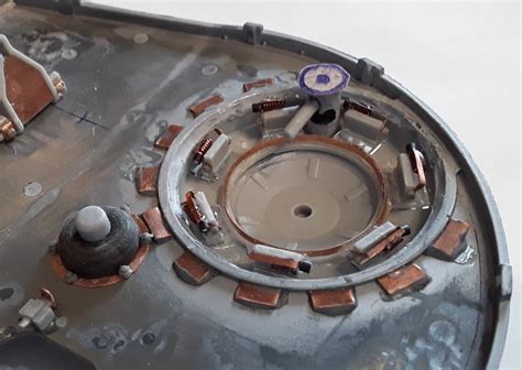 Ilustracja mechanizmu otwierania włazu silosu linką