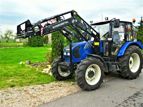 Zdjęcie ciągnika rolniczego Farmtrac 685 DT w warunkach polowych