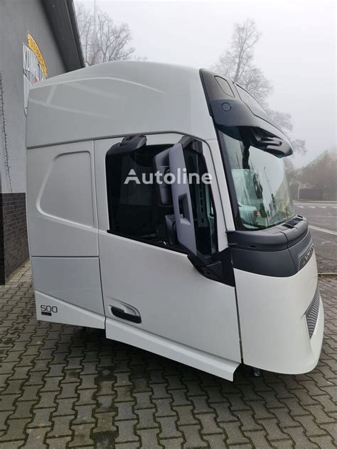Zdjęcie nowoczesnego ciągnika siodłowego Volvo w trasie