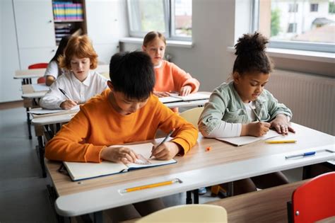 księża w seminarium uczący się muzyki