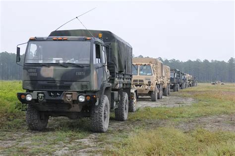 Konwój ciężarówek FMTV, w tym M1078 A1P i M1083 A1P2