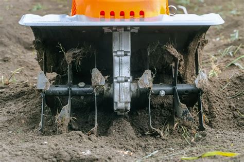 Glebogryzarka w akcji, spulchniająca ziemię na polu