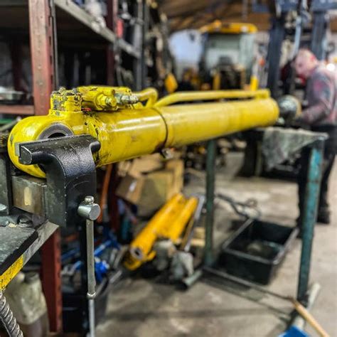 Zdjęcie przedstawiające różnorodne typy stabilizatorów i podpór hydraulicznych do maszyn budowlanych