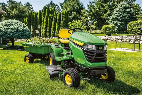 zdjęcie kosiarki John Deere 110 z przyczepką