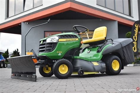 kosiarka samojezdna John Deere X350R z osprzętem do odśnieżania