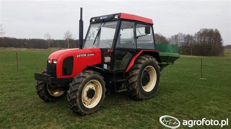 Zetor 5340 - zdjęcie ciągnika pracującego w polu