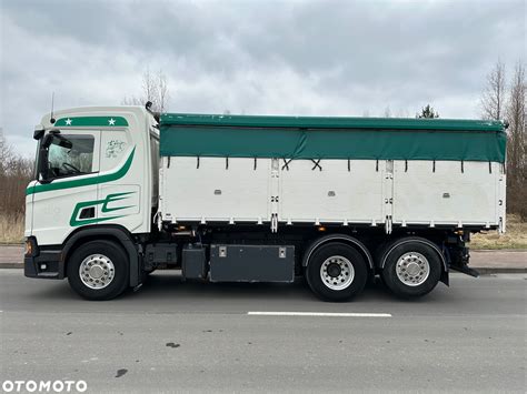 Wywrotka Scania w trakcie pracy na placu budowy