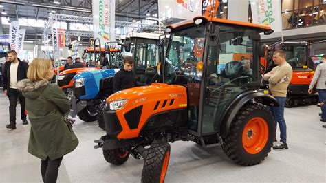 Zdjęcie przedstawiające różnorodne traktorki Kubota w pracy, w scenerii rolniczej i miejskiej