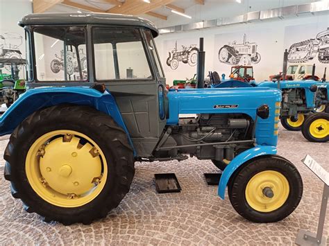 Zdjęcie historycznego ciągnika Zetor 3011 Major pracującego w polu