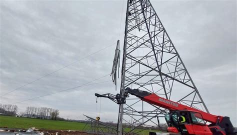 Betoniarka z rozłożonym ramieniem na budowie w pobliżu linii energetycznej