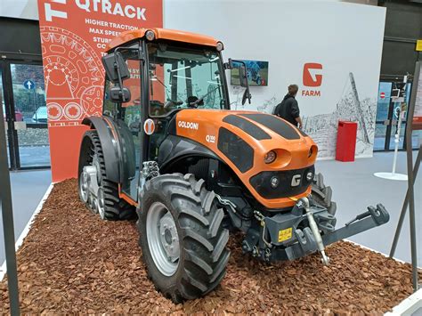 Zdjęcie ciągnika Goldoni Q100 w wersji Qtrack w kolorze full metal orange