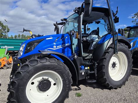 Zdjęcie ciągnika New Holland T5.140 Dynamic Command w kolorze „maglia rosa”