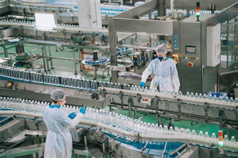 Archiwalne zdjęcie linii produkcyjnej ciągników Fordson