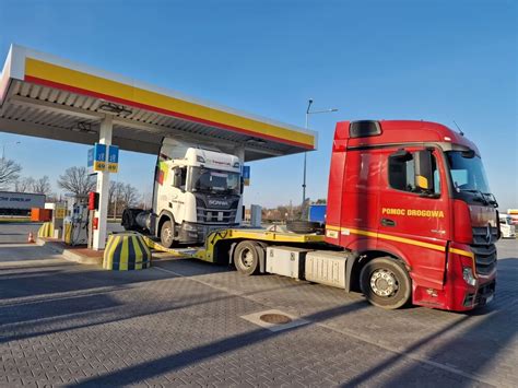 Stylizowane zdjęcie ciągnika siodłowego Volvo FM w akcji, np. na placu budowy lub w trasie