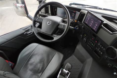 Zdjęcie wnętrza kabiny Volvo FM, skupione na leżance i przestrzeni sypialnej