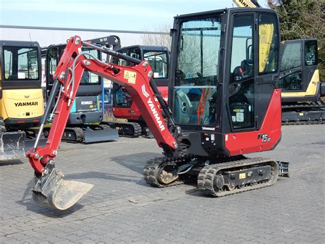Thematyczne zdjęcie minikoparki Yanmar SV15 VT w akcji