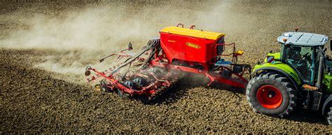Siewnik Väderstad Spirit R 400S pracujący na polu