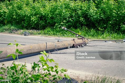 zdjęcie uszkodzonej ciężarówki lub linii energetycznej po wypadku