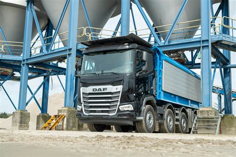 Schemat modyfikacji podwozia DAF XF 10x4 lub zdjęcie specjalistycznej wywrotki do asfaltu