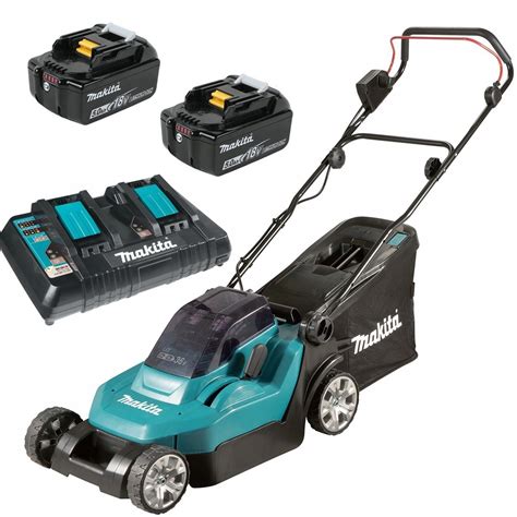 Zdjęcie kosiarki Makita DLM382PT2 w akcji