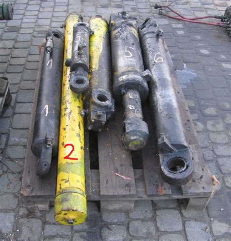 Zdjęcie przedstawiające siłownik hydrauliczny do maszyn budowlanych