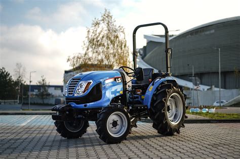 zdjęcie ciągnika LS Tractor MT3.40 z podłączoną glebogryzarką separacyjną 4Farmer SB 125