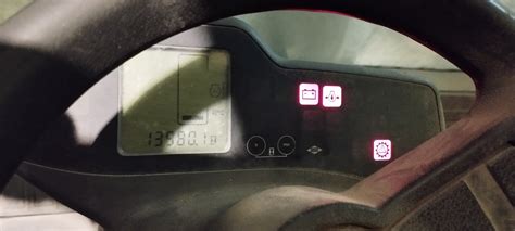Panel kontrolny wózka widłowego z różnymi wskaźnikami i symbolami