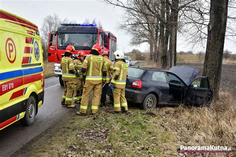 Służby ratunkowe na miejscu wypadku z ciągnikiem, z karetką i policją
