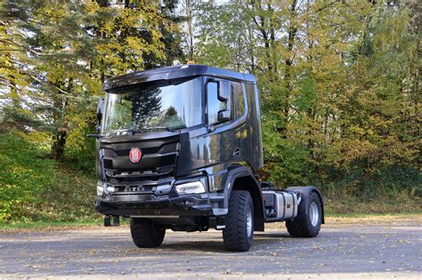 Ciągnik siodłowy Tatra Trucks z czarną kabiną na targach Agritechnica