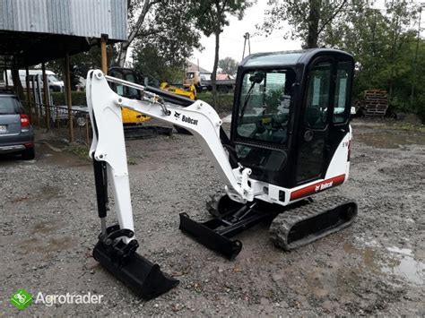 Zdjęcie minikoparki Bobcat E16 w akcji
