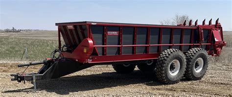 Technical diagram comparing vertical and horizontal manure spreader adapters