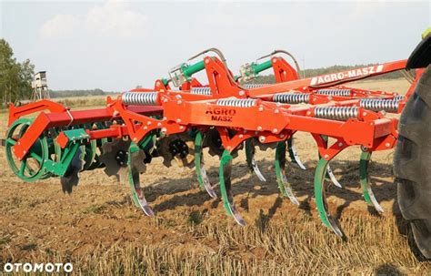 Agregat Agro-Masz AT 3.0 w ujęciu ogólnym, pracujący na polu