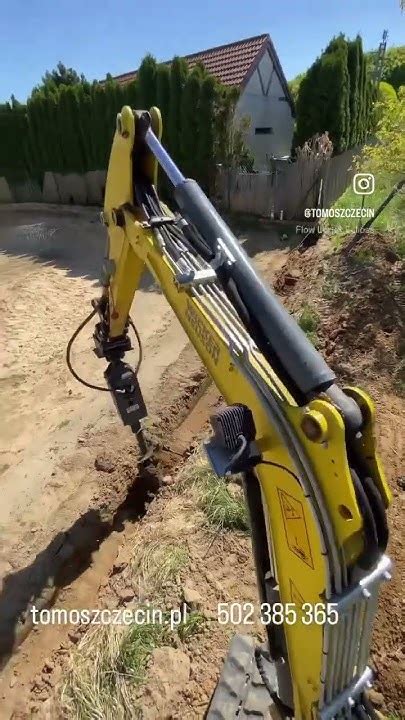 Minikoparka hydrauliczna w akcji w ograniczonym terenie