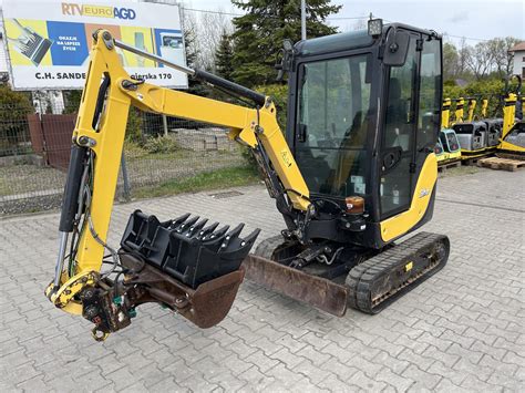 Minikoparka Yanmar z zamontowanym szybkozłączem i łyżką