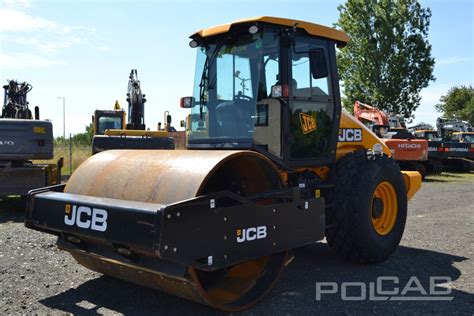 Logo JCB oraz przegląd maszyn budowlanych i rolniczych